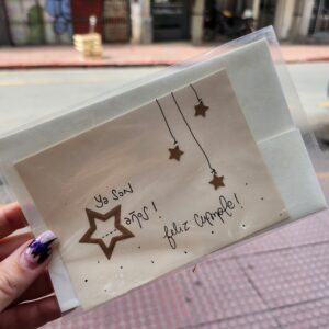 Tarjeta de cumpleaños mediana+ sobre