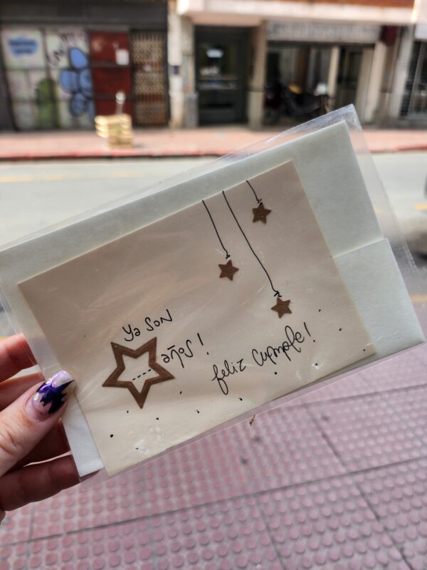 Tarjeta de cumpleaños mediana+ sobre