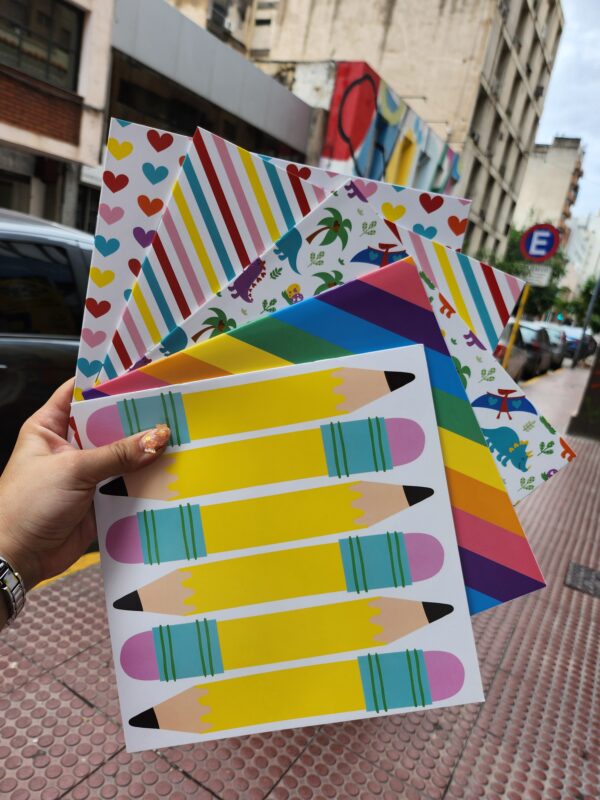 Block de hojas lisas + 12 lapices de colores + 1 lapíz de grafito con goma